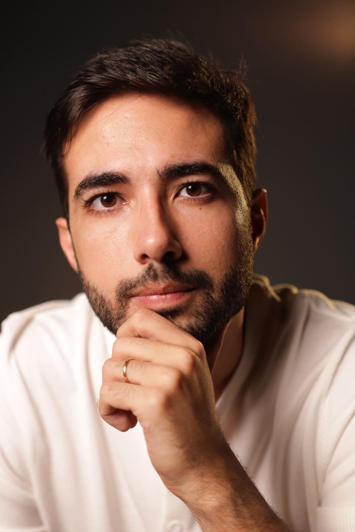 Pedro Mafra Mendes, com a mão no queixo, olhando para a câmera
